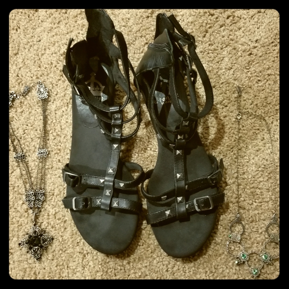 Black Sandals! ( Crown Vintage )